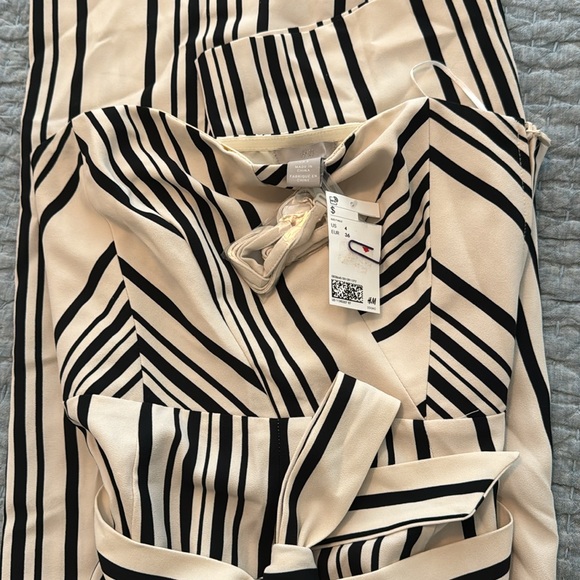 NWT H&M Striped Jumpsuit. Size 4 - Picture 4 of 4